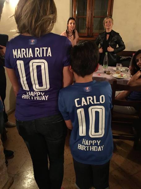 Il compleanno di Carlo festeggiato con mamma Maria Rita